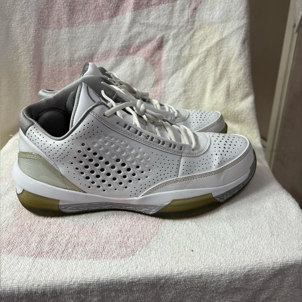 Jordan 2010 Team
White Metallic Silver Mens Sz 11.5